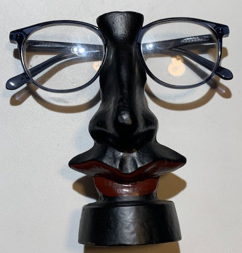 Porte-lunettes design en métal de couleur noir, mesurant 13 × 5,5 × 5 cm pour un poids de 340 g.