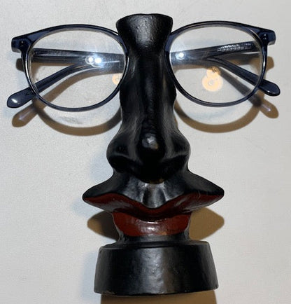 Porte-lunettes design en métal de couleur noir, mesurant 13 × 5,5 × 5 cm pour un poids de 340 g.