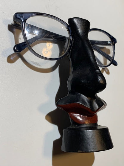 Porte-lunettes design en métal de couleur noir, mesurant 13 × 5,5 × 5 cm pour un poids de 340 g.