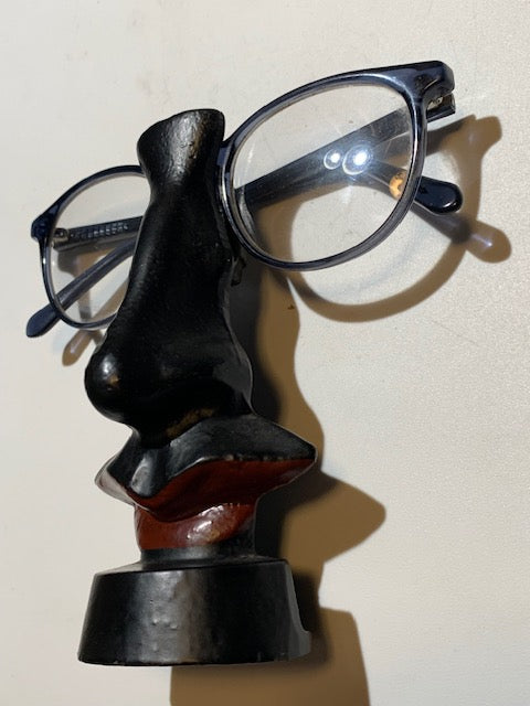 Porte-lunettes design en métal de couleur noir, mesurant 13 × 5,5 × 5 cm pour un poids de 340 g.