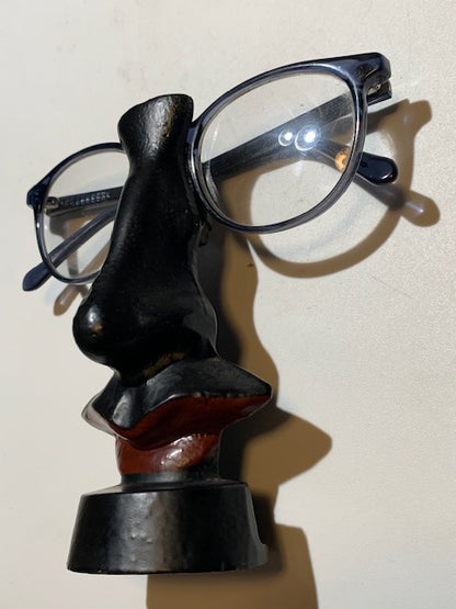 Porte-lunettes design en métal de couleur noir, mesurant 13 × 5,5 × 5 cm pour un poids de 340 g.