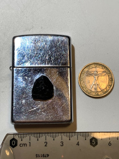 Briquet Zippo (B – XII), métal argenté, avec cabochon en tourmaline collé. Dimensions : 5 × 4 × 1 cm. Poids : 58,5 g.