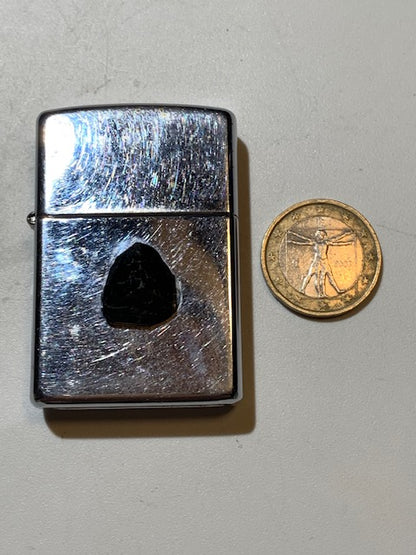 Briquet Zippo (B – XII), métal argenté, avec cabochon en tourmaline collé. Dimensions : 5 × 4 × 1 cm. Poids : 58,5 g.