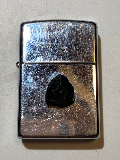 Briquet Zippo (B – XII), métal argenté, avec cabochon en tourmaline collé. Dimensions : 5 × 4 × 1 cm. Poids : 58,5 g.