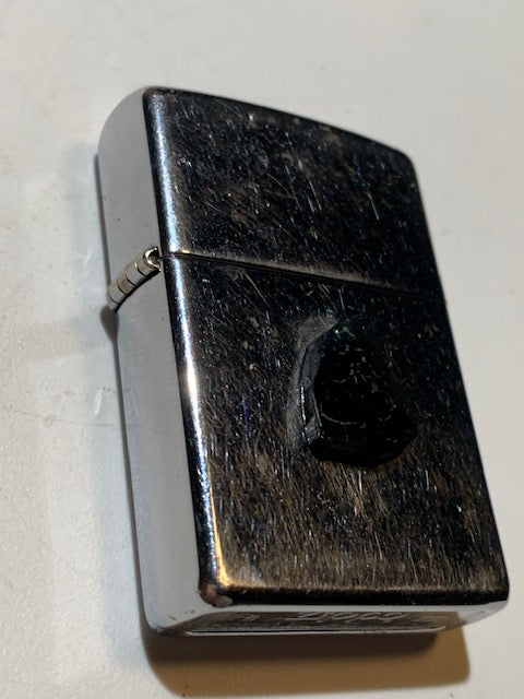 Briquet Zippo (B – XII), métal argenté, avec cabochon en tourmaline collé. Dimensions : 5 × 4 × 1 cm. Poids : 58,5 g.