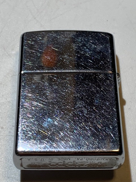 Briquet Zippo (B – XII), métal argenté, avec cabochon en tourmaline collé. Dimensions : 5 × 4 × 1 cm. Poids : 58,5 g.