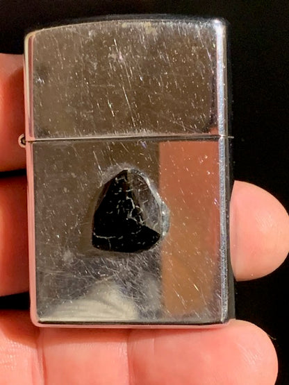 Briquet Zippo (B – XII), métal argenté, avec cabochon en tourmaline collé. Dimensions : 5 × 4 × 1 cm. Poids : 58,5 g.
