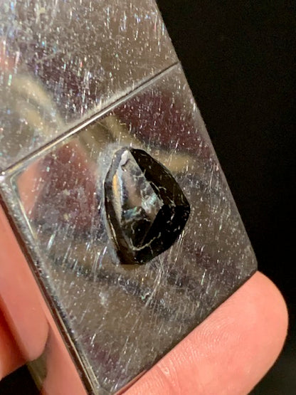 Briquet Zippo (B – XII), métal argenté, avec cabochon en tourmaline collé. Dimensions : 5 × 4 × 1 cm. Poids : 58,5 g.