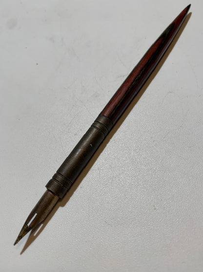 Porte-plumes en bois d'acajou avec tête en Laiton, mesurant 17 × 1 cm pour un poids de 19,2 g.
