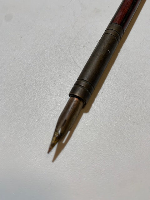 Porte-plumes en bois d'acajou avec tête en Laiton, mesurant 17 × 1 cm pour un poids de 19,2 g.