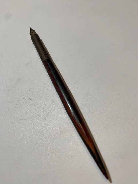 Porte-plumes en bois d'acajou avec tête en Laiton, mesurant 17 × 1 cm pour un poids de 19,2 g.