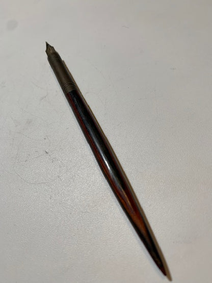 Porte-plumes en bois d'acajou avec tête en Laiton, mesurant 17 × 1 cm pour un poids de 19,2 g.