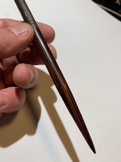 Porte-plumes en bois d'acajou avec tête en Laiton, mesurant 17 × 1 cm pour un poids de 19,2 g.