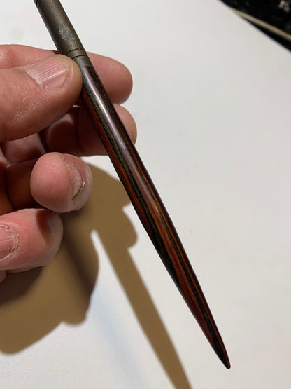 Porte-plumes en bois d'acajou avec tête en Laiton, mesurant 17 × 1 cm pour un poids de 19,2 g.