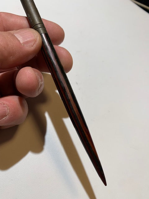 Porte-plumes en bois d'acajou avec tête en Laiton, mesurant 17 × 1 cm pour un poids de 19,2 g.