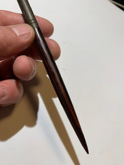 Porte-plumes en bois d'acajou avec tête en Laiton, mesurant 17 × 1 cm pour un poids de 19,2 g.