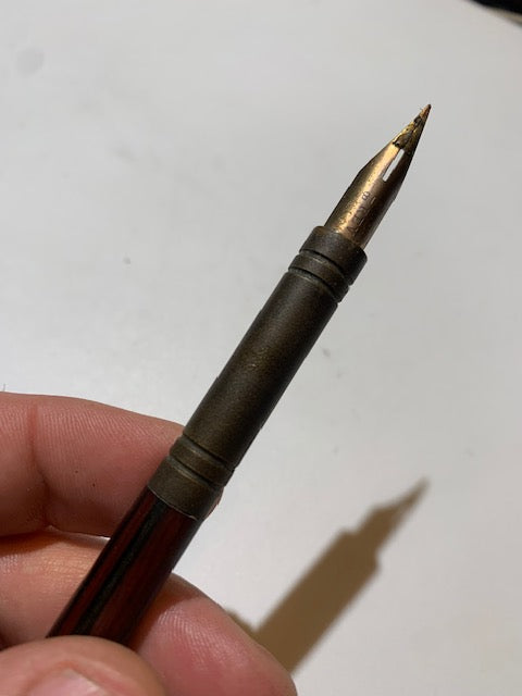 Porte-plumes en bois d'acajou avec tête en Laiton, mesurant 17 × 1 cm pour un poids de 19,2 g.