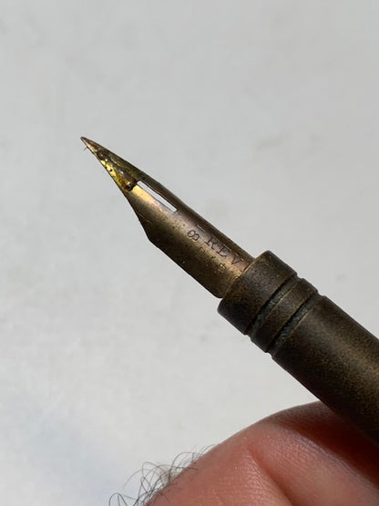 Porte-plumes en bois d'acajou avec tête en Laiton, mesurant 17 × 1 cm pour un poids de 19,2 g.
