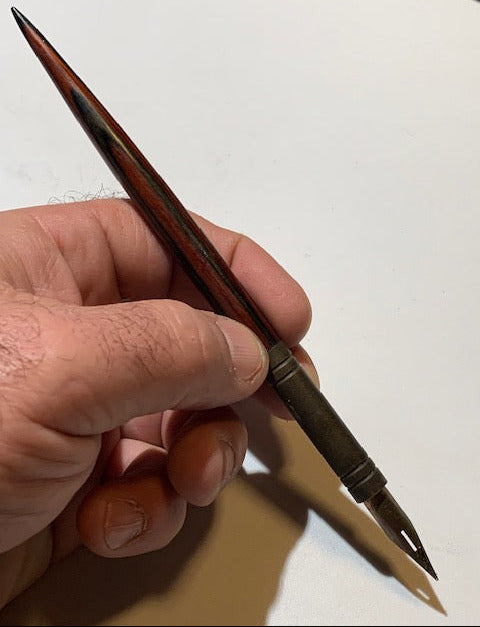 Porte-plumes en bois d'acajou avec tête en Laiton, mesurant 17 × 1 cm pour un poids de 19,2 g.