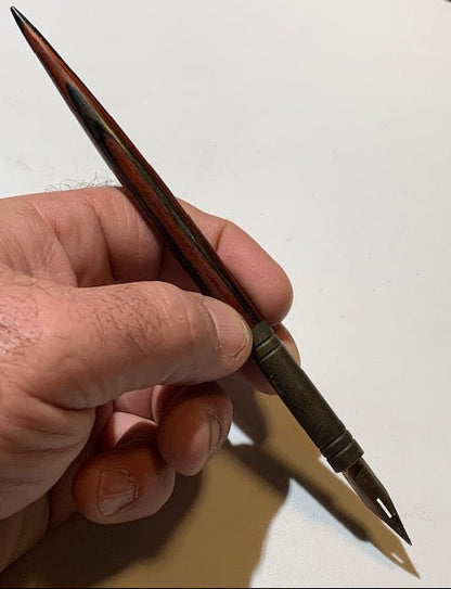 Porte-plumes en bois d'acajou avec tête en Laiton, mesurant 17 × 1 cm pour un poids de 19,2 g.