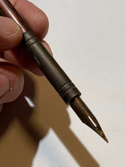 Porte-plumes en bois d'acajou avec tête en Laiton, mesurant 17 × 1 cm pour un poids de 19,2 g.