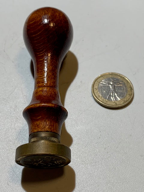 Timbre à sceller, cachet de Sceau de fleur avec tête en Laiton de 25 mm et Manche en Bois, mesurant 8 × 3 cm pour un poids de 38 g.