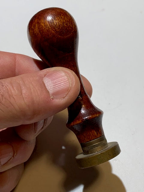 Timbre à sceller, cachet de Sceau de fleur avec tête en Laiton de 25 mm et Manche en Bois, mesurant 8 × 3 cm pour un poids de 38 g.