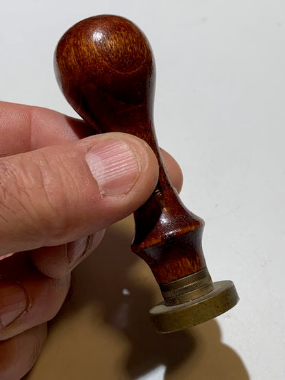 Timbre à sceller, cachet de Sceau de fleur avec tête en Laiton de 25 mm et Manche en Bois, mesurant 8 × 3 cm pour un poids de 38 g.