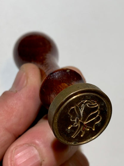 Timbre à sceller, cachet de Sceau de fleur avec tête en Laiton de 25 mm et Manche en Bois, mesurant 8 × 3 cm pour un poids de 38 g.