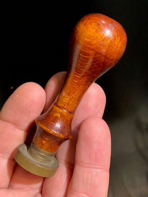 Timbre à sceller, cachet de Sceau de fleur avec tête en Laiton de 25 mm et Manche en Bois, mesurant 8 × 3 cm pour un poids de 38 g.