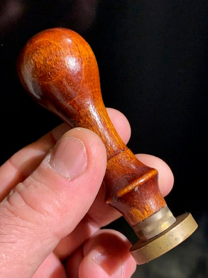 Timbre à sceller, cachet de Sceau de fleur avec tête en Laiton de 25 mm et Manche en Bois, mesurant 8 × 3 cm pour un poids de 38 g.