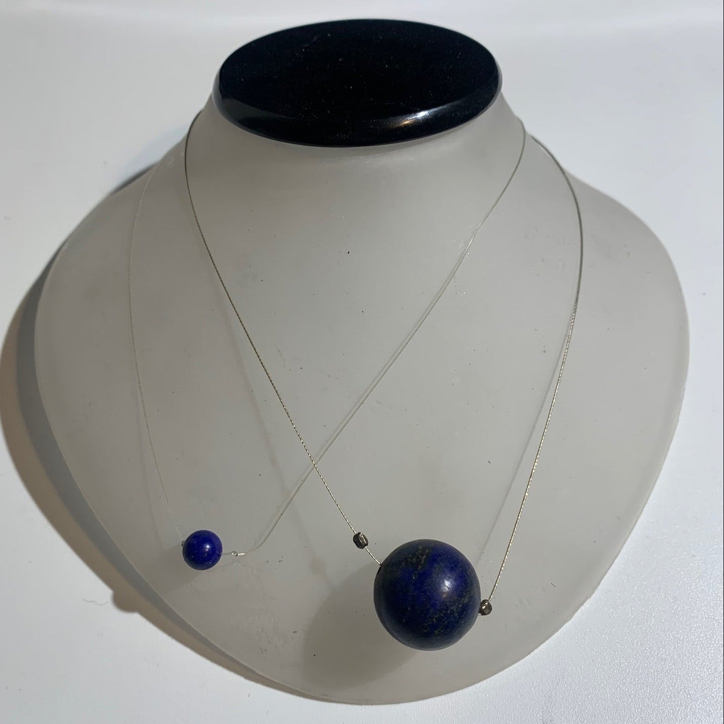 Lapis-Lazuli – Colliers avec Perles Uniques de Tailles Variées (6 à 20 mm) – Création Zen Curiosity – Cordon Transparent ou Fil Métal avec Fermoir en Argent