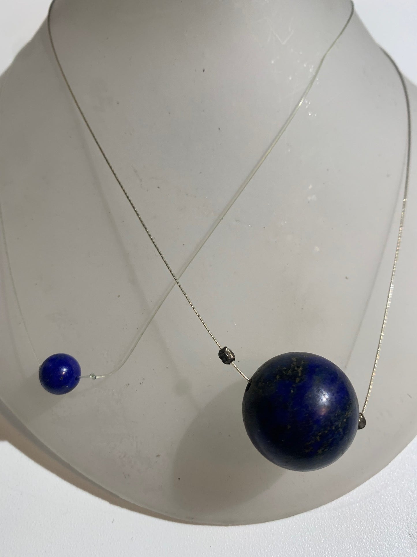 Lapis-Lazuli – Colliers avec Perles Uniques de Tailles Variées (6 à 20 mm) – Création Zen Curiosity – Cordon Transparent ou Fil Métal avec Fermoir en Argent