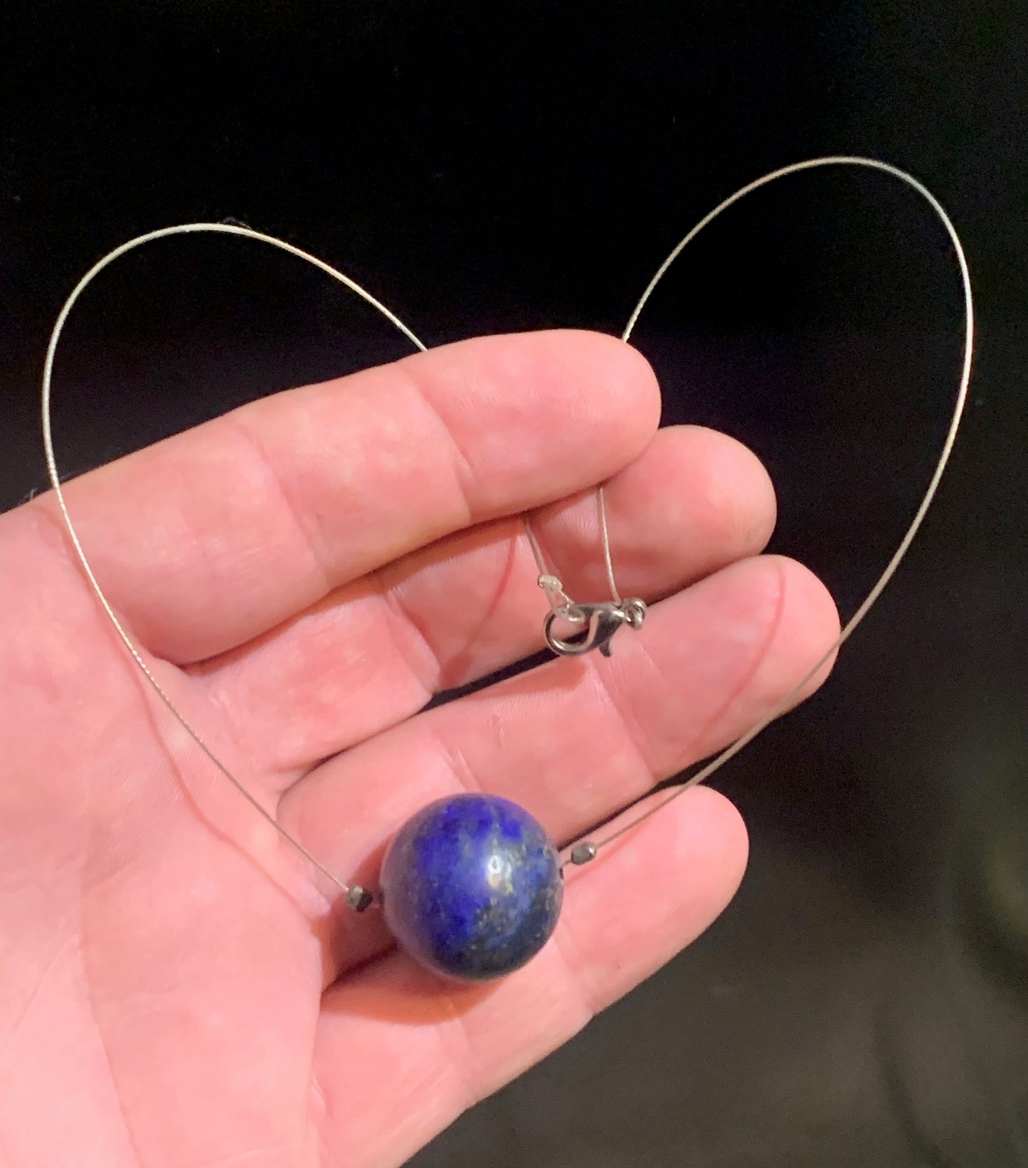 Lapis-Lazuli – Colliers avec Perles Uniques de Tailles Variées (6 à 20 mm) – Création Zen Curiosity – Cordon Transparent ou Fil Métal avec Fermoir en Argent