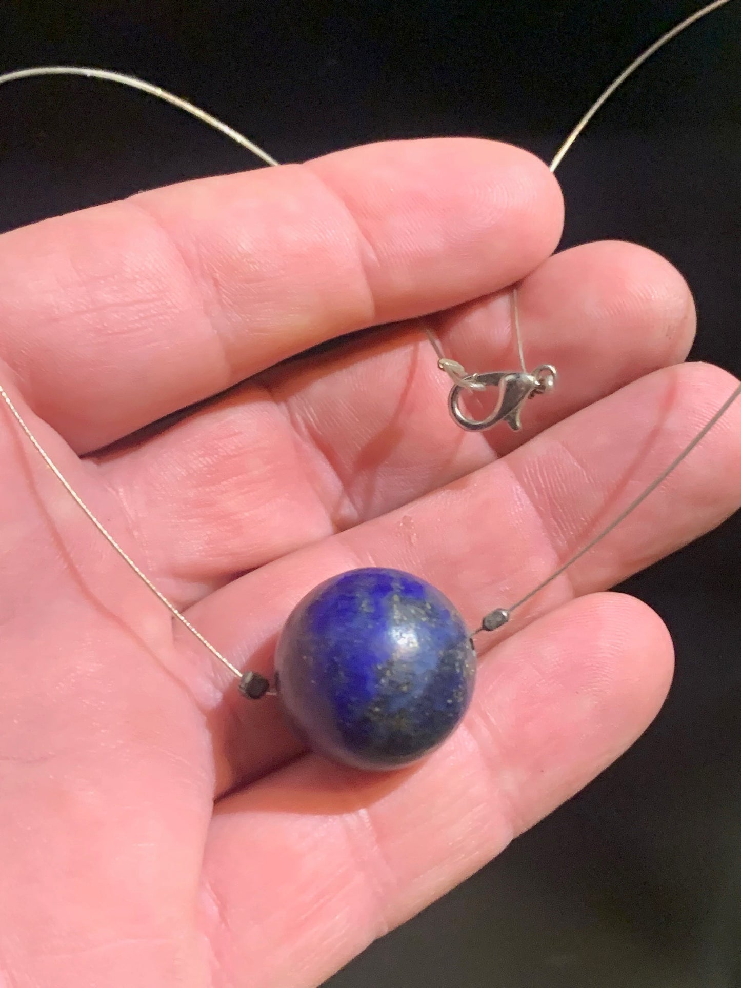 Lapis-Lazuli – Colliers avec Perles Uniques de Tailles Variées (6 à 20 mm) – Création Zen Curiosity – Cordon Transparent ou Fil Métal avec Fermoir en Argent