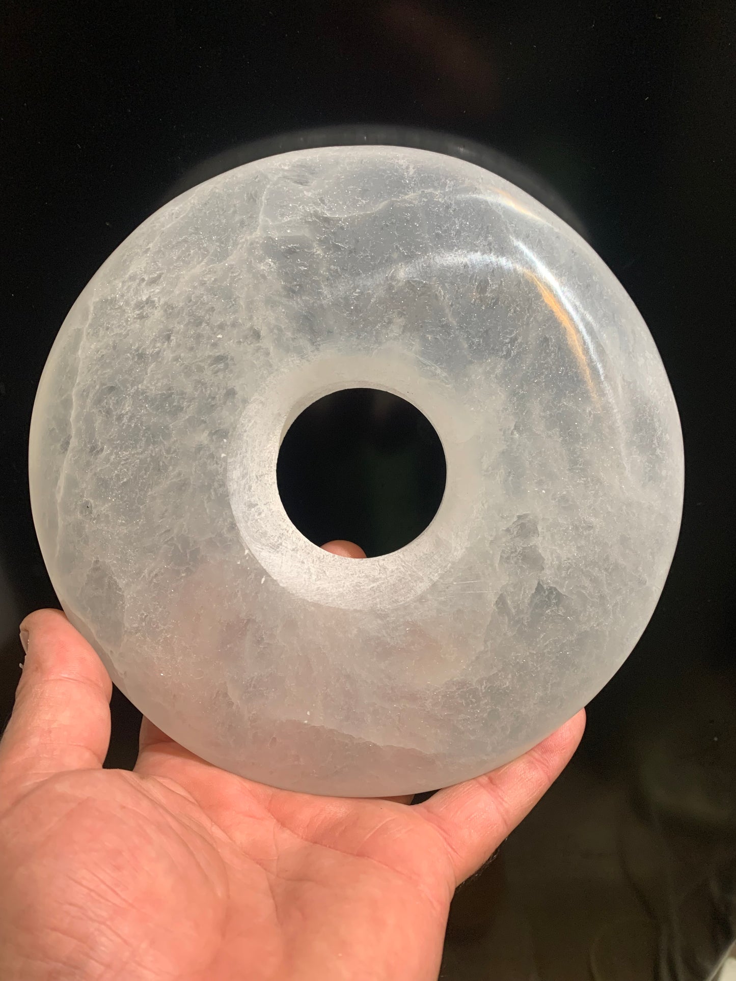 Superbe donut XXL - Une grande pierre décorative en sélénite - Parfaite comme pièce maîtresse ou outil énergétique. - 19 x 4 cm - 1600 gr.