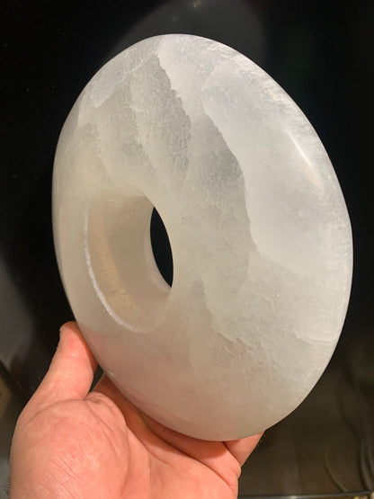 Superbe donut XXL - Une grande pierre décorative en sélénite - Parfaite comme pièce maîtresse ou outil énergétique. - 19 x 4 cm - 1600 gr.