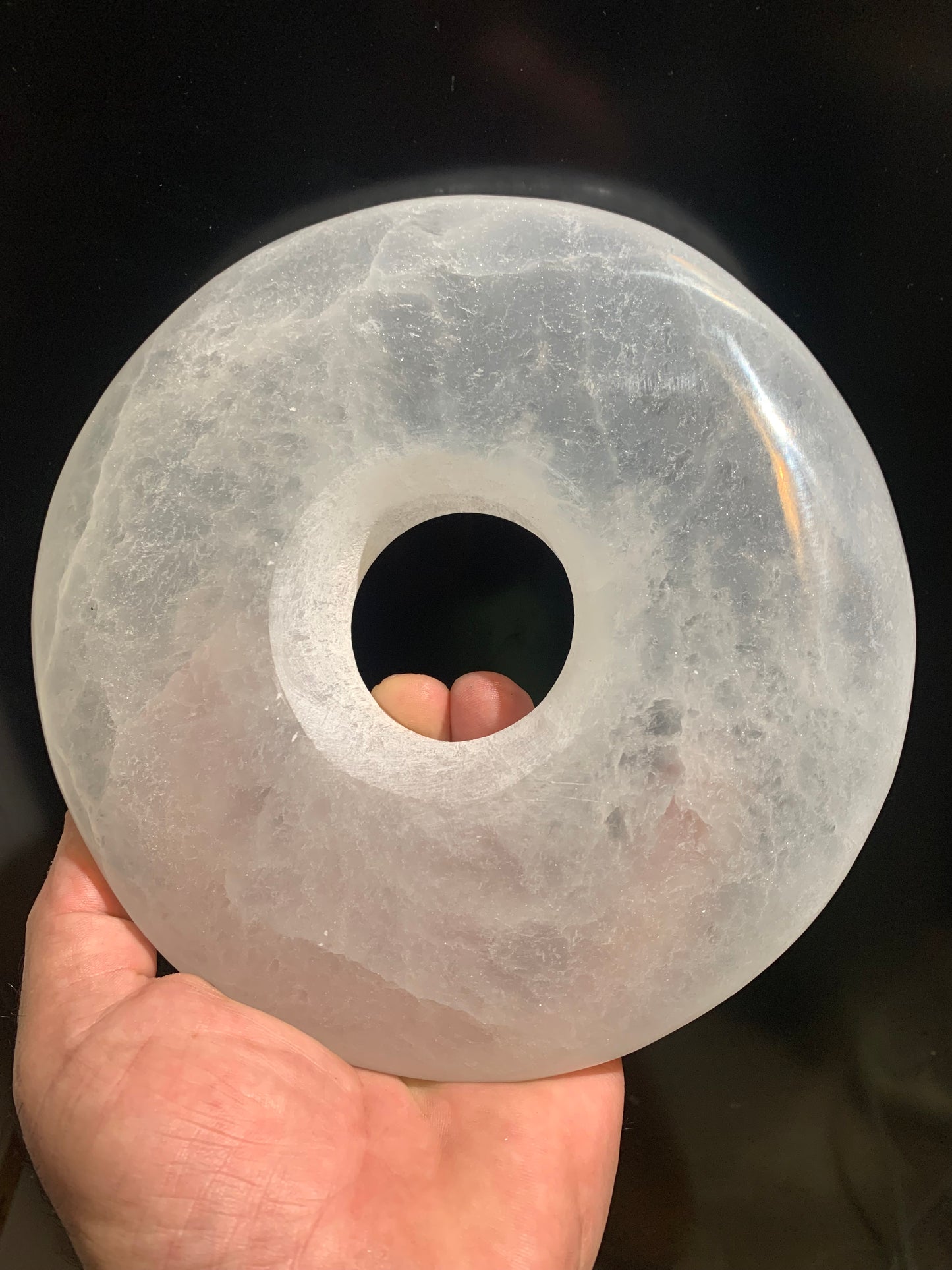 Superbe donut XXL - Une grande pierre décorative en sélénite - Parfaite comme pièce maîtresse ou outil énergétique. - 19 x 4 cm - 1600 gr.