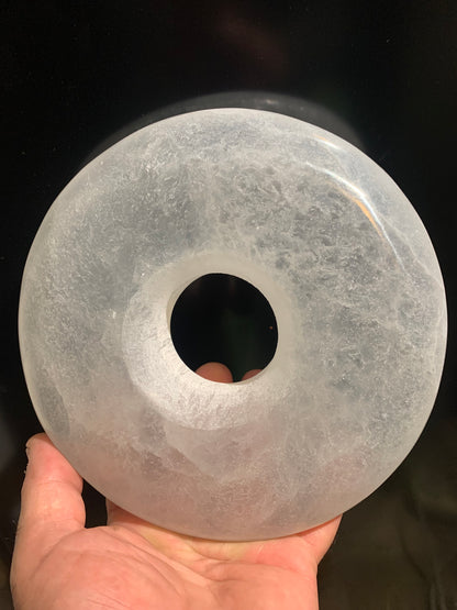Superbe donut XXL - Une grande pierre décorative en sélénite - Parfaite comme pièce maîtresse ou outil énergétique. - 19 x 4 cm - 1600 gr.