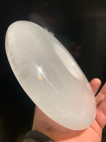 Superbe donut XXL - Une grande pierre décorative en sélénite - Parfaite comme pièce maîtresse ou outil énergétique. - 19 x 4 cm - 1600 gr.