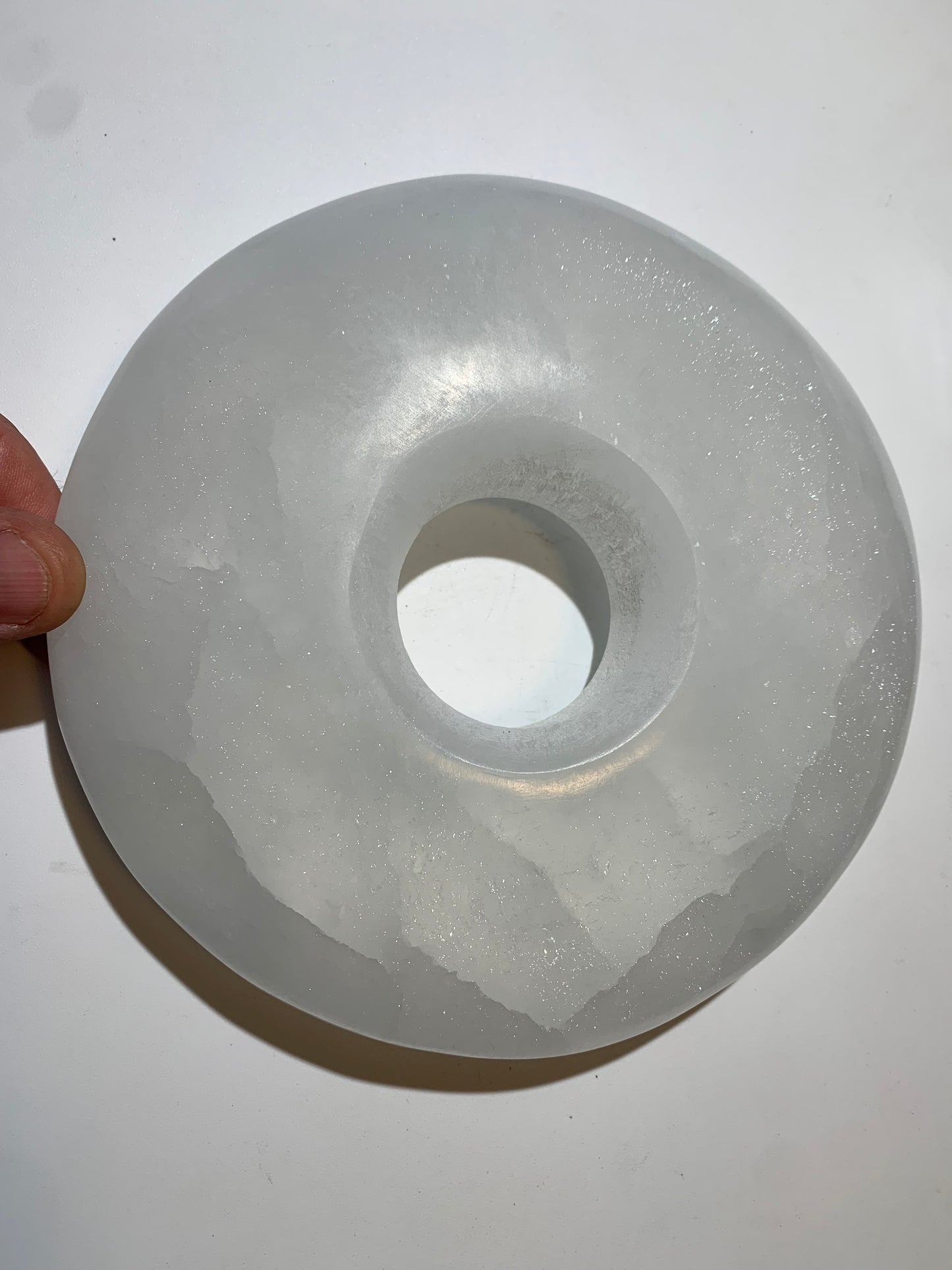 Superbe donut XXL - Une grande pierre décorative en sélénite - Parfaite comme pièce maîtresse ou outil énergétique. - 19 x 4 cm - 1600 gr.