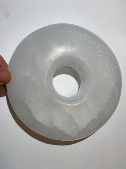 Superbe donut XXL - Une grande pierre décorative en sélénite - Parfaite comme pièce maîtresse ou outil énergétique. - 19 x 4 cm - 1600 gr.