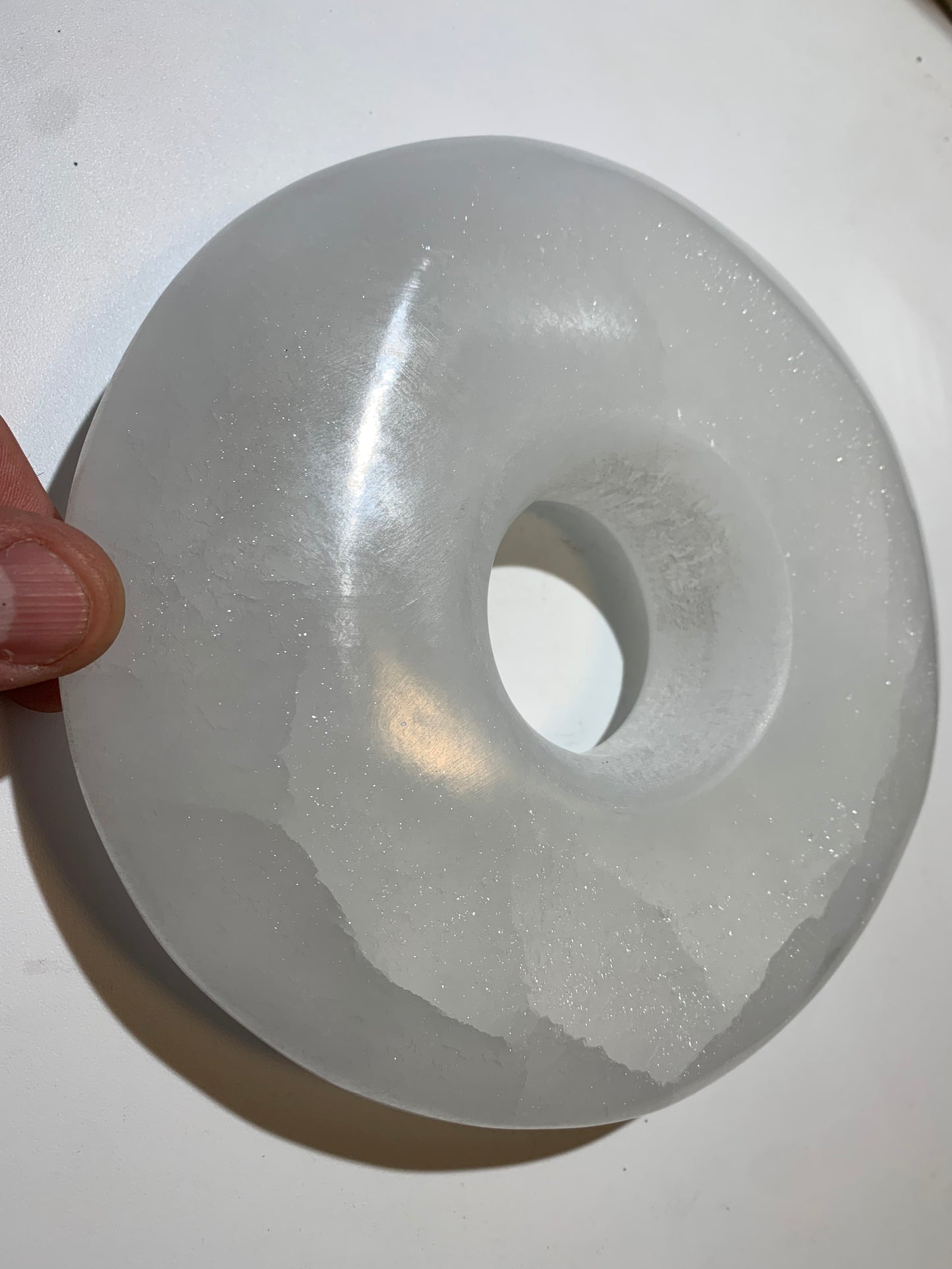 Superbe donut XXL - Une grande pierre décorative en sélénite - Parfaite comme pièce maîtresse ou outil énergétique. - 19 x 4 cm - 1600 gr.