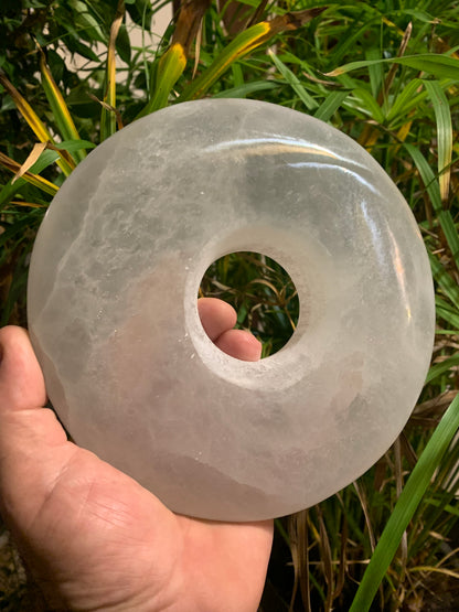 Superbe donut XXL - Une grande pierre décorative en sélénite - Parfaite comme pièce maîtresse ou outil énergétique. - 19 x 4 cm - 1600 gr.