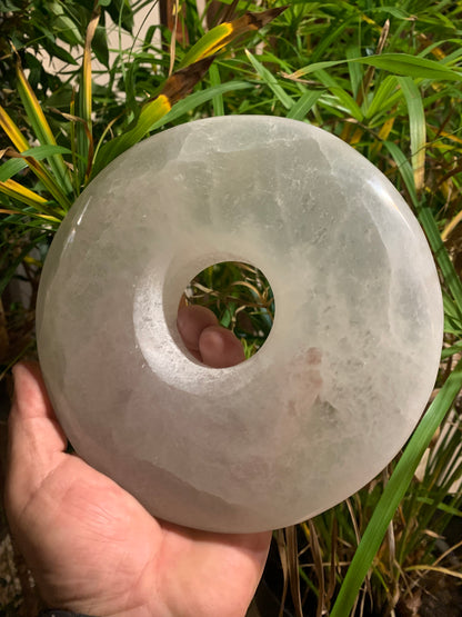 Superbe donut XXL - Une grande pierre décorative en sélénite - Parfaite comme pièce maîtresse ou outil énergétique. - 19 x 4 cm - 1600 gr.