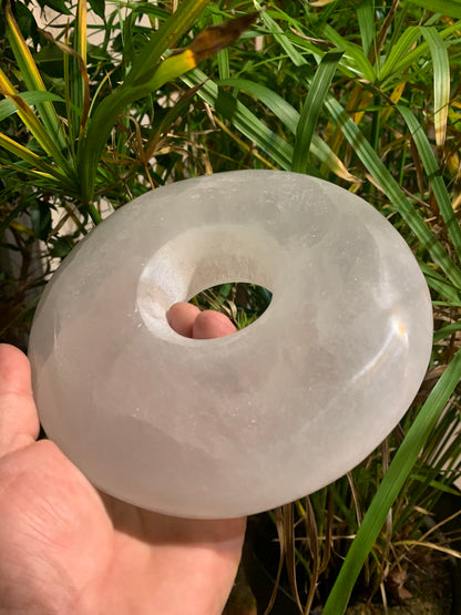 Superbe donut XXL - Une grande pierre décorative en sélénite - Parfaite comme pièce maîtresse ou outil énergétique. - 19 x 4 cm - 1600 gr.
