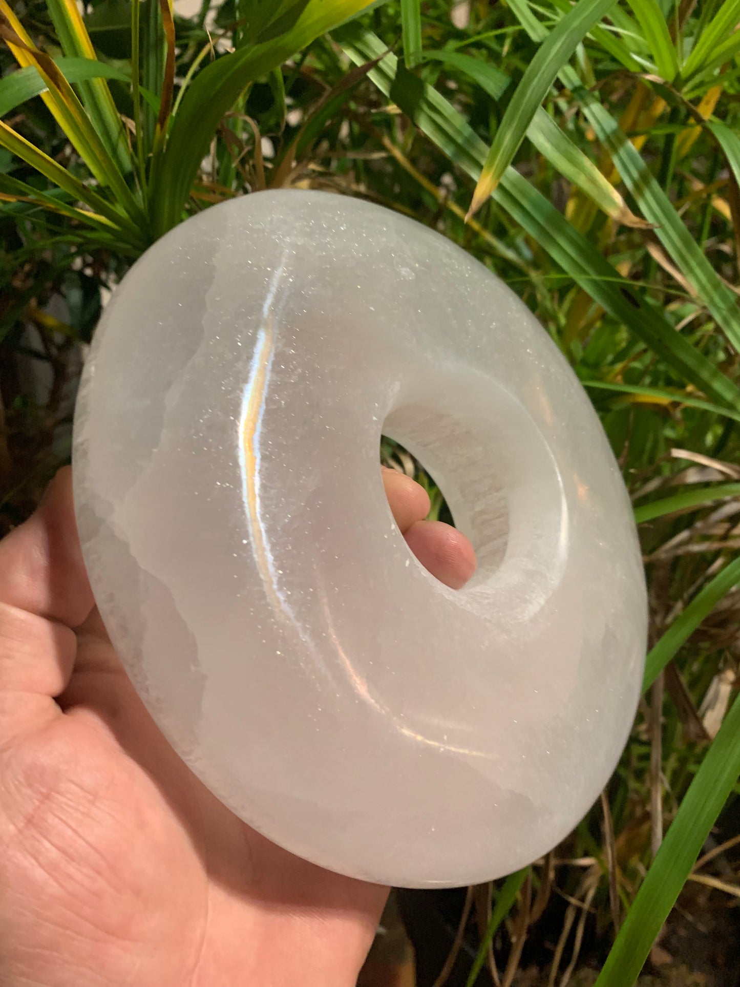 Superbe donut XXL - Une grande pierre décorative en sélénite - Parfaite comme pièce maîtresse ou outil énergétique. - 19 x 4 cm - 1600 gr.