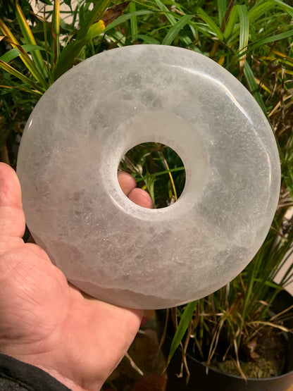 Superbe donut XXL - Une grande pierre décorative en sélénite - Parfaite comme pièce maîtresse ou outil énergétique. - 19 x 4 cm - 1600 gr.
