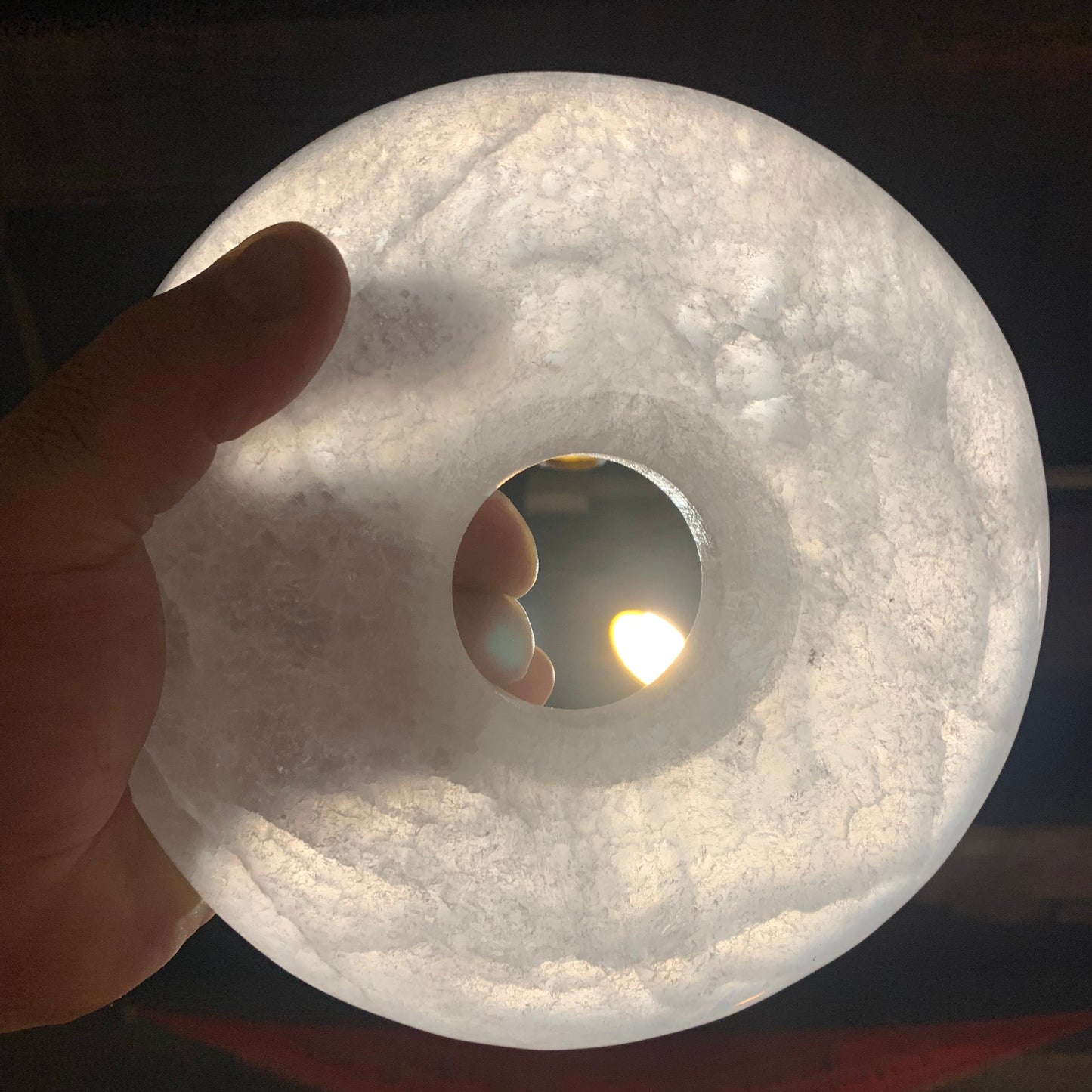 Superbe donut XXL - Une grande pierre décorative en sélénite - Parfaite comme pièce maîtresse ou outil énergétique. - 19 x 4 cm - 1600 gr.