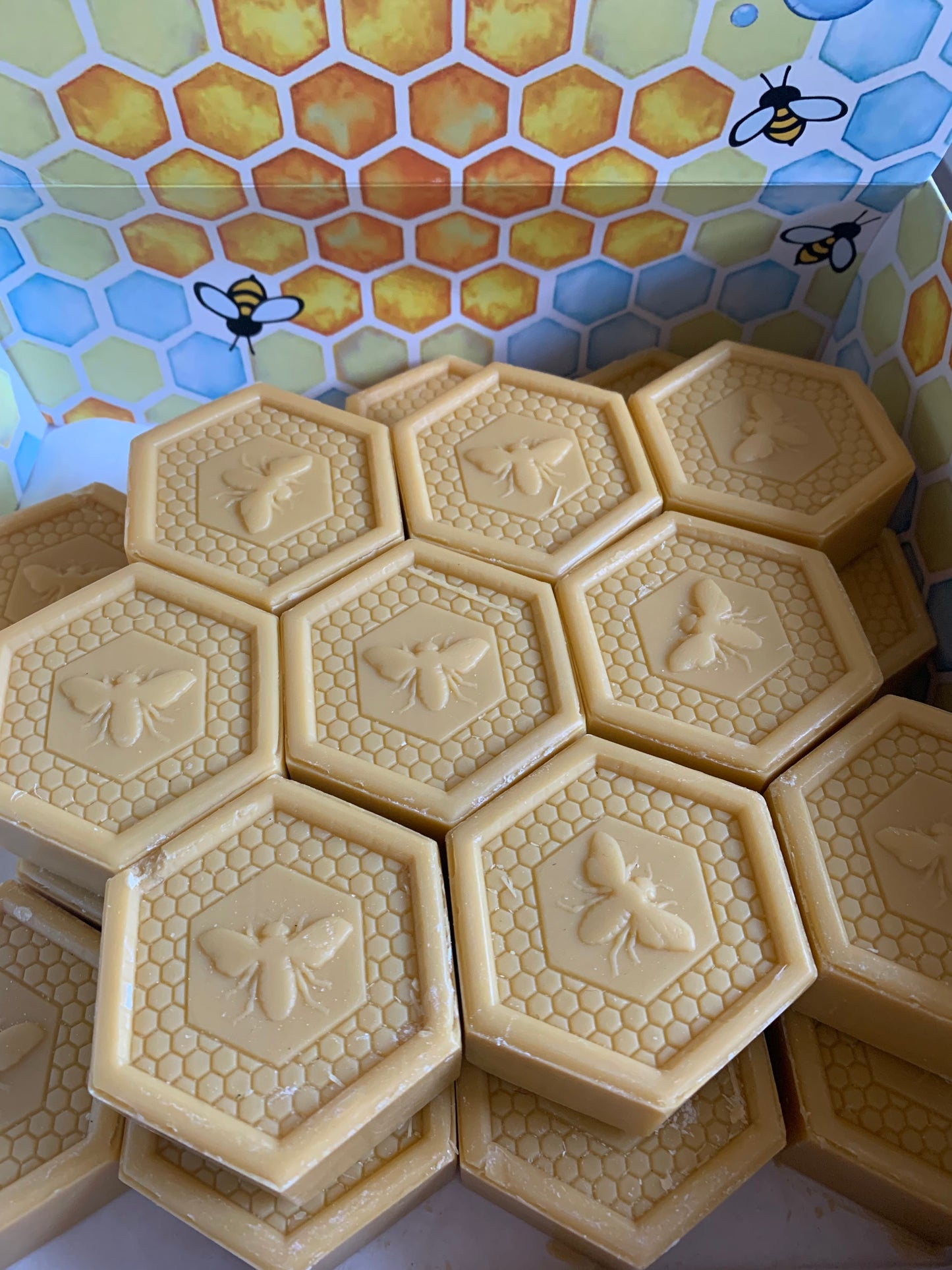 100g vegetable soap with natural honey - Harvested in Savoie (France) - Sold individually or in packs of 42